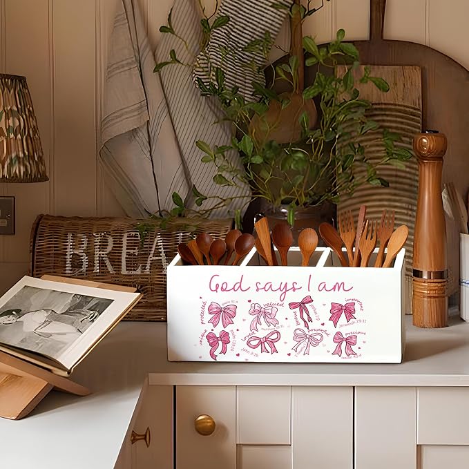 Coquette Pink Bow Christian Pen Holder, Christian Gifts for Women Pencil Holder for Desk, God Says I Am Bible Verse Wooden Box Sign Decorations for Girly Room Bedroom Dorm Office Desk Tabletop