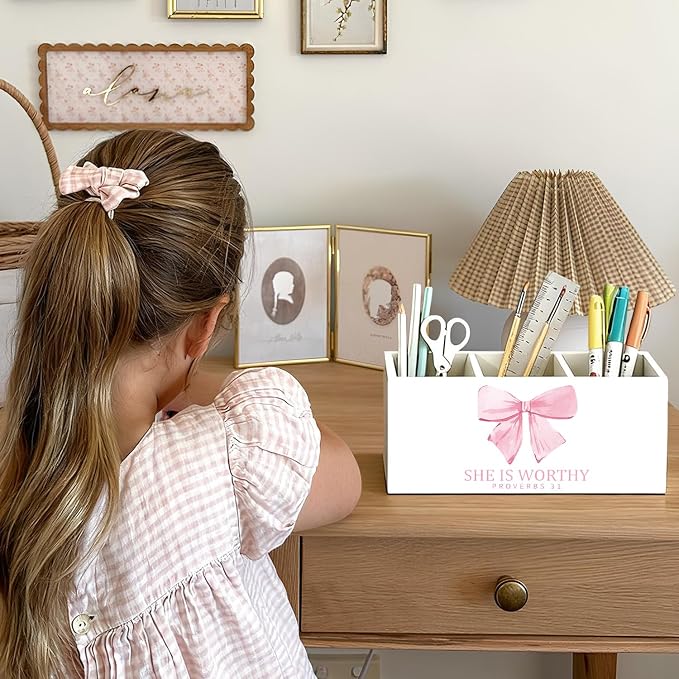 Pink Bow Christian Pen Holder, Christian Gifts for Women Pencil Holder for Desk, Proverbs 31 Woman Gifts, Bible Verse Wooden Box Sign Decorations for Girly Room Bedroom Dorm Desk Tabletop