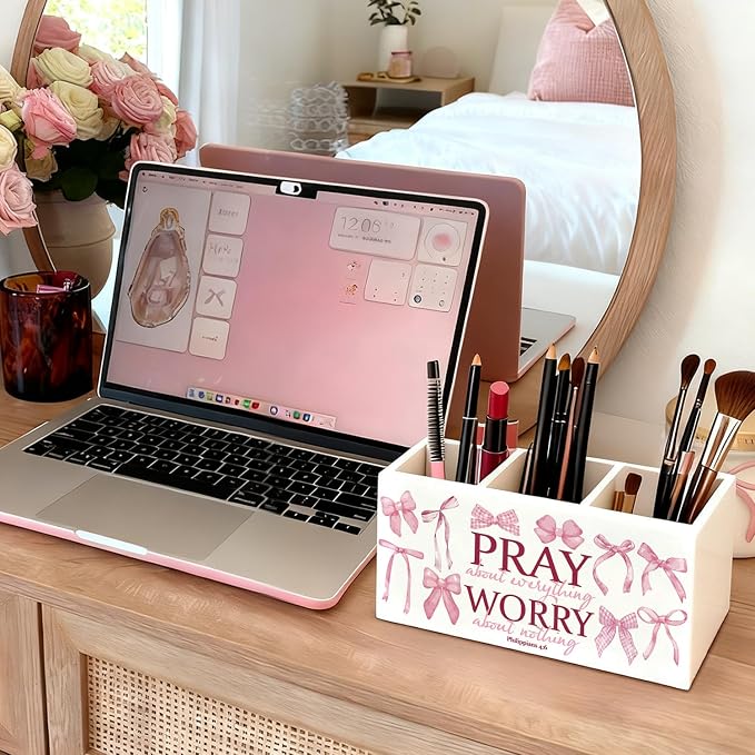 Coquette Pink Bow Christian Pen Holder, Christian Gifts for Women Pencil Holder for Desk, Preppy Pink Bible Verse Wooden Box Sign Decorations for Girly Room Bedroom Dorm Office Desk Tabletop