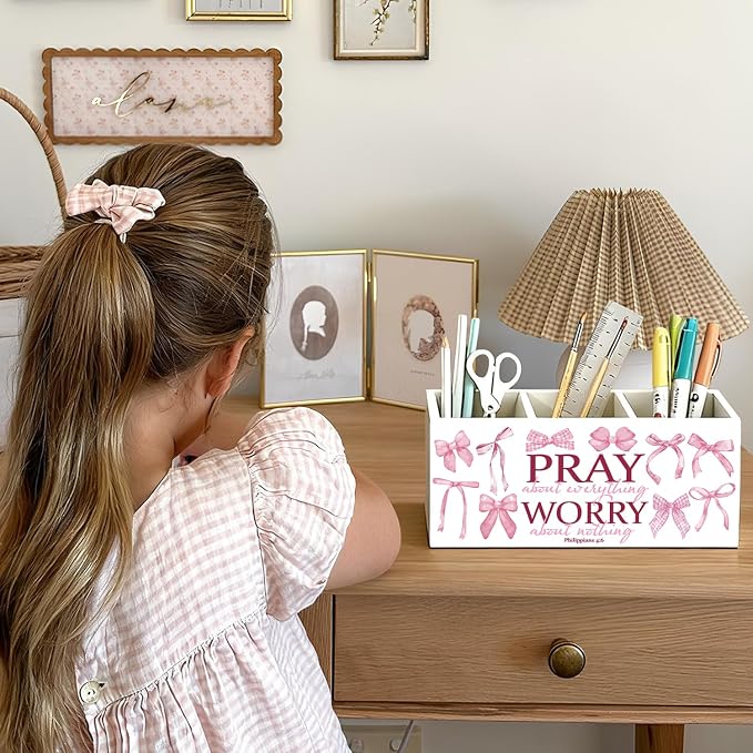 Coquette Pink Bow Christian Pen Holder, Christian Gifts for Women Pencil Holder for Desk, Preppy Pink Bible Verse Wooden Box Sign Decorations for Girly Room Bedroom Dorm Office Desk Tabletop